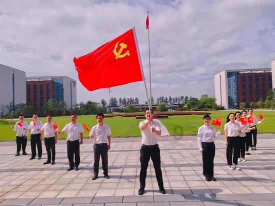 开云大揭秘！瓜帅身家1亿镑+年薪2000万，开坏的汽车就值46万